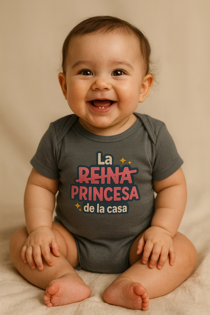 Infant Onesie - 'Reina' Tachado y 'Princesa' Destacado - Mensaje de Amor Familial - Ideal para Baby Shower y Sesiones de Fotos
